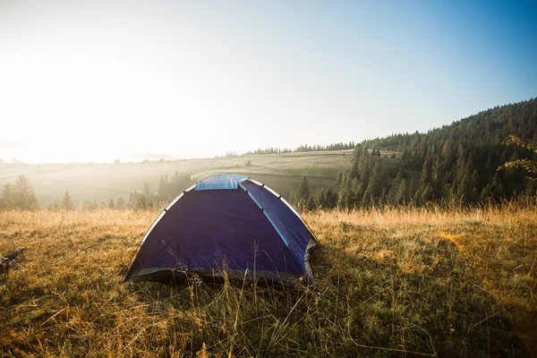 Paisaje matutino en montañas con tienda. Descanso en bosque otoñal —  Fotos de Stock