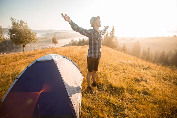 Feliz viaje de senderismo en la cima de la mano de montaña mirando al amanecer. Concepto de viaje — Foto de Stock