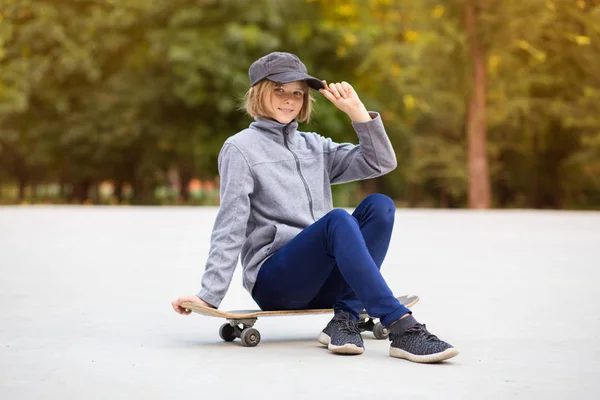 Chica skater en skatepark moviéndose en el skateboard al aire libre. Copiar espacio —  Fotos de Stock