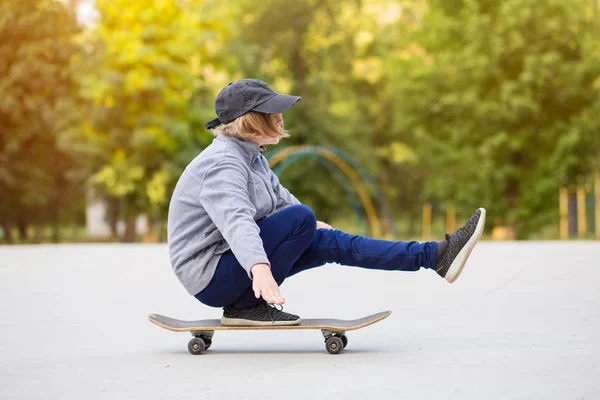 Skater-Mädchen auf Skatepark bewegt sich auf Skateboard im Freien. Kopierraum — Stockfoto