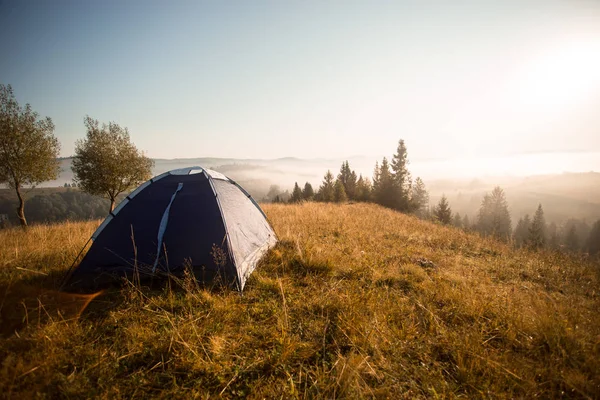Утренний пейзаж в горах с палаткой. Отдых в осеннем лесу — стоковое фото