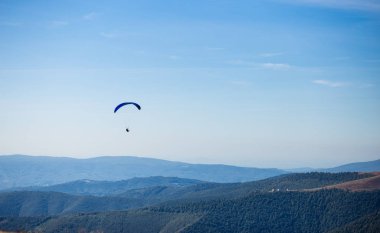 Yamaç paraşütü güzel hava dünya manzarası ile sonbahar da zirve dağların üzerinde uçan. Özgürlük yaşam tarzı kavramı
