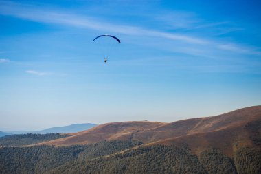 Yamaç paraşütü güzel hava dünya manzarası ile sonbahar da zirve dağların üzerinde uçan. Özgürlük yaşam tarzı kavramı