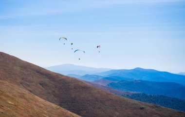 Grup og pragliding dağların tepe üzerinde hava sporu bulunmaktadır. Tüm dünya tam görüşte. Bir kuş gibi, dış çekim bölgesi