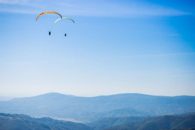 Grup og pragliding dağların tepe üzerinde hava sporu bulunmaktadır. Tüm dünya tam görüşte. Bir kuş gibi, dış çekim bölgesi