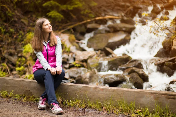 Gezond reiziger meisje in de natuur wandelen. mooie jonge vrouw gelukkig in de buurt bos waterval — Stockfoto