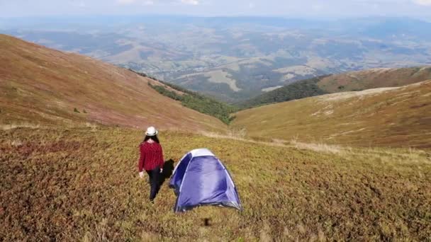 夏天在帐篷附近 空中俯瞰着站在山顶上的红色女远足者 旅行营地 — 图库视频影像