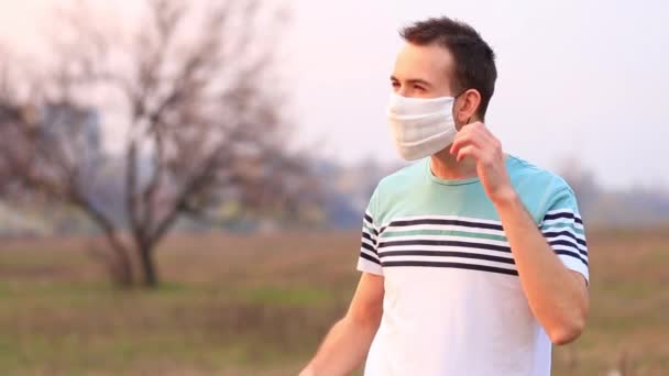 Quarantena Finita Giovanotto Togliti Maschera Fai Respirare Profondamente All Aperto — Video Stock