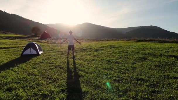 Veduta Aerea Drone Dietro Silhouette Dell Uomo Piedi Vicino Tenda — Video Stock