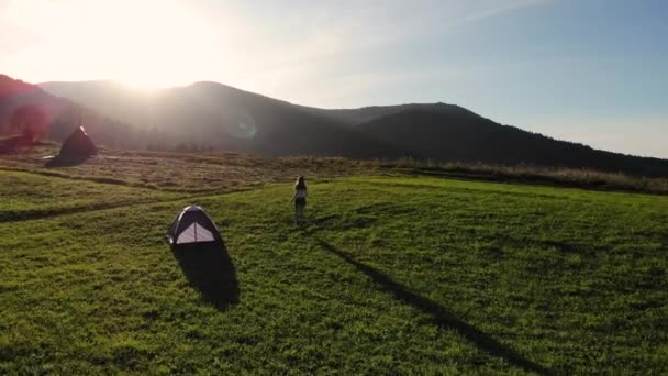 Gün Batımına Veda Etmek Için Çadırın Yanındaki Çimlerde Koşan Genç — Stok video