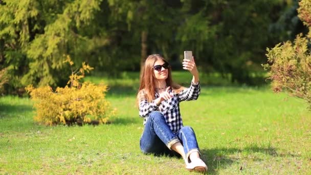 Hermosa Mujer Joven Gafas Sol Utilizar Teléfono Para Hacer Autofoto — Vídeos de Stock