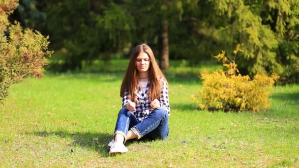 Красива Молода Жінка Сонцезахисних Окулярах Використовує Телефон Самостійного Фото Або — стокове відео