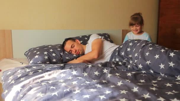 Happy Little Daughter Wakes Her Sleeping Father Early Morning Bed — Stock Video