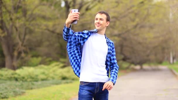 Mladý Muž Použít Telefon Aby Selfie Procházka Městském Parku Cítit — Stock video