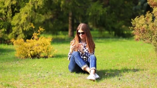 Mooie Jonge Vrouw Zonnebril Gebruik Telefoon Zelf Foto Video Bellen — Stockvideo