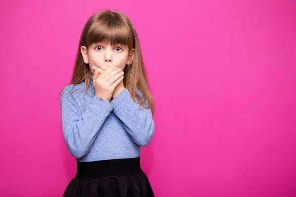 Χαριτωμένο Κοριτσάκι Καλύπτει Στόμα Της Δείχνει Έντονη Έκφραση Του Φόβου — Φωτογραφία Αρχείου