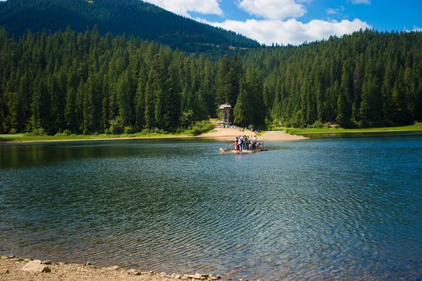 Vacker Utsikt Över Fjällsjö Och Skogspanorama — Stockfoto