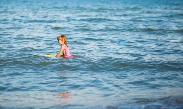 Niña Con Pistola Agua Divirtiéndose Disfrutando Vacaciones Playa — Foto de Stock