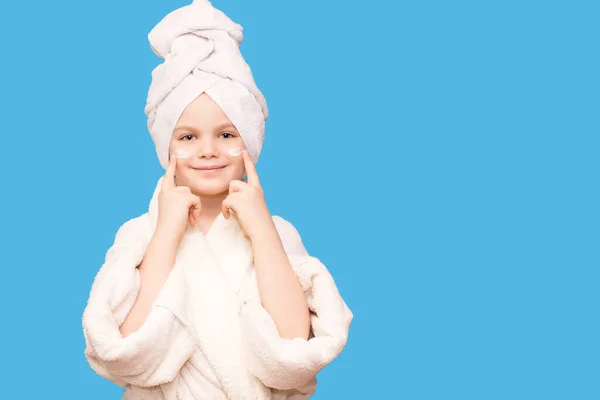 Model Anak Perempuan Kaukasia Dengan Handuk Kepalanya Menempatkan Krim Wajahnya — Stok Foto