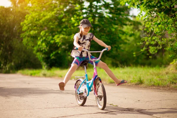 Niña Aprendiendo Andar Bicicleta Parque Infancia Activa —  Fotos de Stock