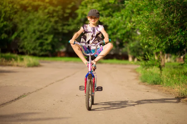 Niña Aprendiendo Andar Bicicleta Parque Infancia Activa —  Fotos de Stock