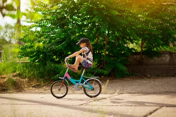 Молода Дівчинка Вчиться Їздити Велосипеді Парку Активне Дитинство — стокове фото