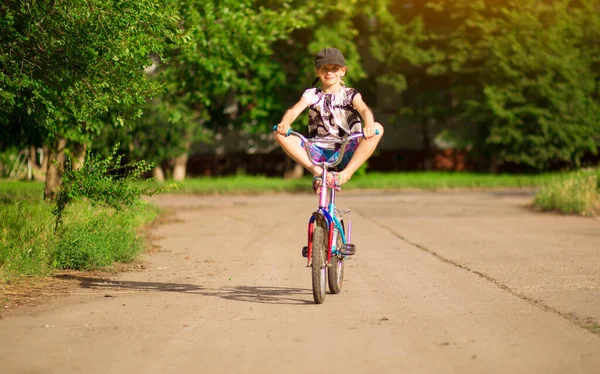 Kis Vicces Lány Sapkás Biciklivel Háttérrel Gyermekkor Internet Elektronikus Eszközök — Stock Fotó