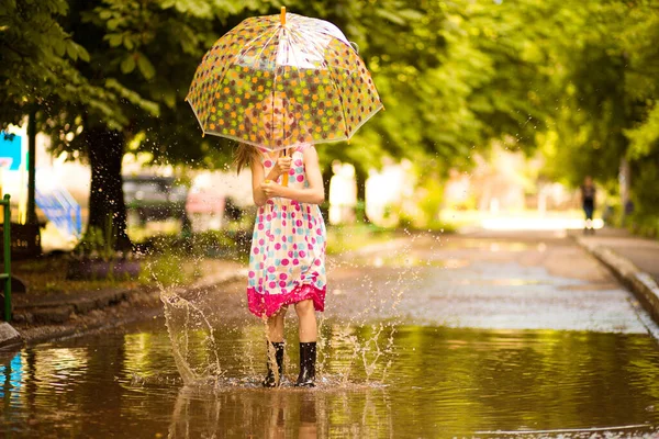Şemsiye Kauçuk Çizmeler Polka Nokta Elbise Gülerek Birikintileri Üzerinde Atlama — Stok fotoğraf