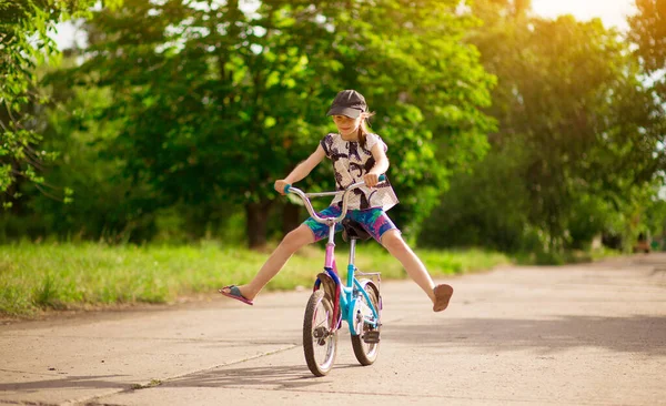 Niña Divertida Bicicleta Paseo Gorra Con Fondo Árbol Infancia Sin —  Fotos de Stock