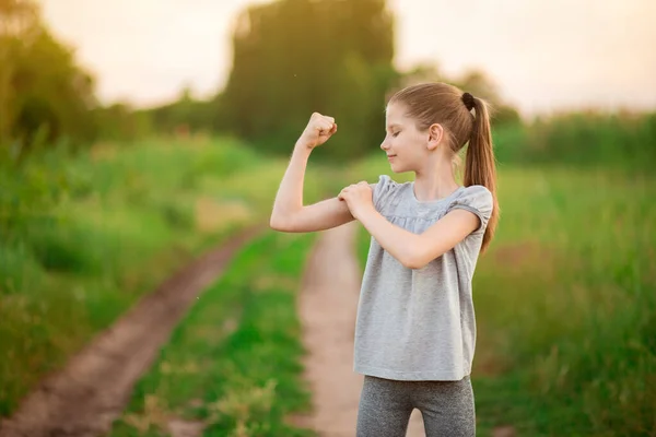 Niño Linda Chica Muestran Bíceps Gesto Poder Fuerza Aire Libre —  Fotos de Stock