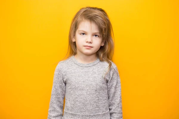 Studio Εικόνα Της Δυσαρέσκειας Συνοφρύωμα Κοριτσάκι Έχει Γκρινιάρης Δυσαρεστημένος Έκφραση — Φωτογραφία Αρχείου