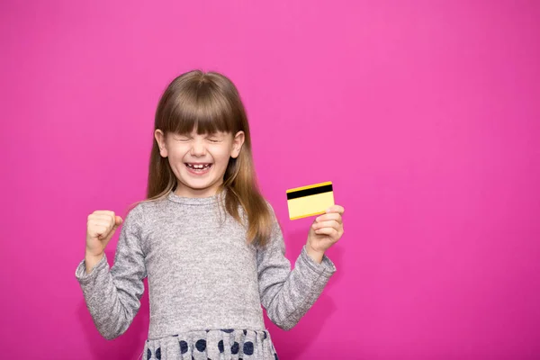 Όμορφο Νεαρό Κορίτσι Παιδί Κρατώντας Πιστωτική Κάρτα Πολύ Χαρούμενος Και — Φωτογραφία Αρχείου