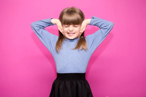 Πορτρέτο Των Νέων Δυστυχισμένη Τόνισε Κοριτσάκι Καλύπτει Αυτιά Της Χέρια — Φωτογραφία Αρχείου