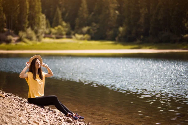 Mujer Turista Reposo Sombrero Paja Cerca Lago Azul Turquesa Paisaje — Foto de Stock