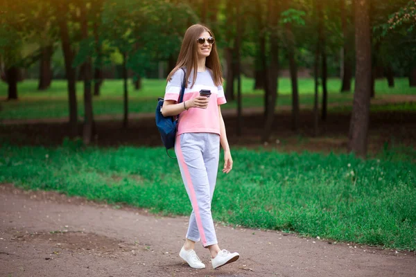 Café Sur Pouce Belle Jeune Femme Lunettes Soleil Tenant Tasse — Photo