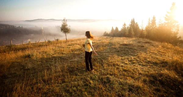 Mujer Feliz Despreocupada Camisa Amarilla Sombrero Paja Disfrutando Naturaleza Prado — Foto de Stock