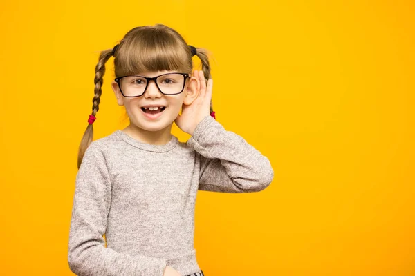 Μικρό Κορίτσι Δημοσιογράφος Γυαλιά Έκπληκτη Ευφορία Πρόσωπο Και Αστεία Κοτσιδάκια — Φωτογραφία Αρχείου
