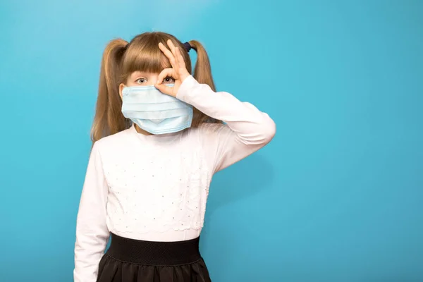 Meisje Met Medisch Masker Toont Symbool Vinger Handen Gebaar Voor — Stockfoto