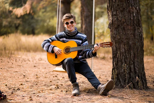 Joven Hombre Atractivo Guapo Suéter Sombrero Negro Tocando Guitarra Bosque — Foto de Stock