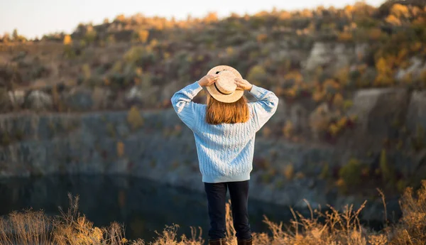 Chica Otoño Suéter Azul Sombrero Pie Hacia Atrás Admirar Naturaleza — Foto de Stock