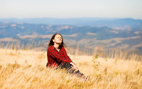 Mujer Feliz Despreocupada Sentada Prado Cima Montaña Disfrutando Del Sol — Foto de Stock
