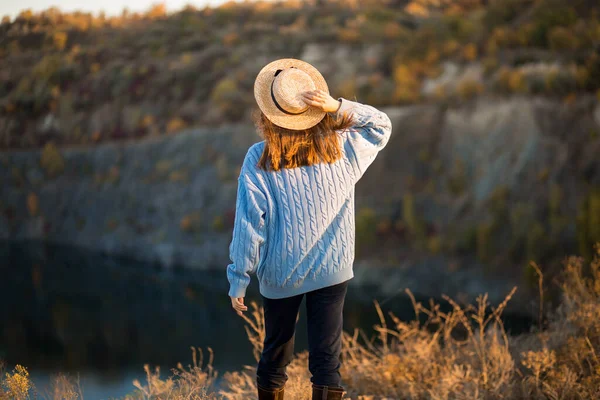 Chica Otoño Suéter Azul Sombrero Pie Hacia Atrás Admirar Naturaleza — Foto de Stock