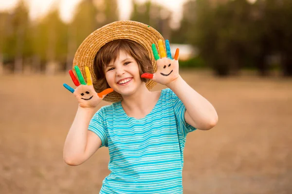 Feliz Niña Sonriente Con Las Manos Pintura Jugar Aire Libre —  Fotos de Stock