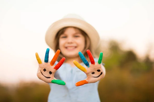 Счастливая Улыбающаяся Маленькая Девочка Руками Красках Играет Открытым Небом Летнем — стоковое фото