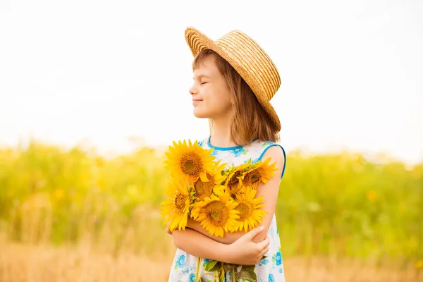 Schöne Kindermädchen Kleid Und Strohhut Mit Sonnenblumenstrauß Spazieren Sommerfeld — Stockfoto