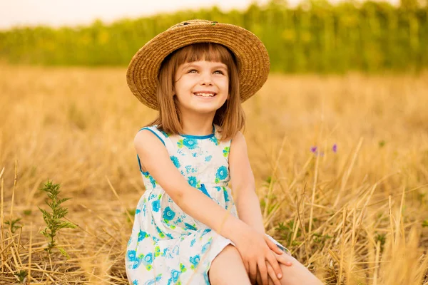 Hübsches Kleines Mädchen Mit Strohhut Und Kleid Spaziert Sommerfeld Sonniger — Stockfoto