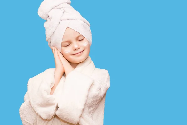 Gadis Cantik Perawatan Kulit Spa Mengenakan Handuk Rambut Dan Mantel — Stok Foto