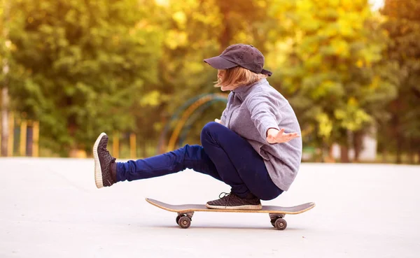 Junge Sportliche Mädchen Reiten Auf Dem Longboard Park Lifestyle Konzept — Stockfoto