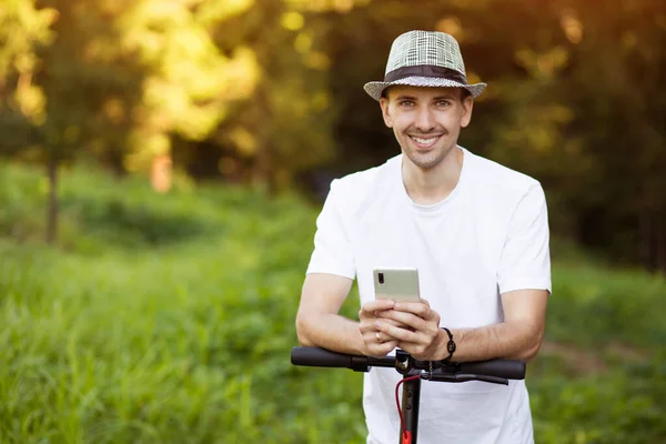 Hombre Sonriente Moderno Ropa Blanca Elegante Usando Teléfono Inteligente Mientras —  Fotos de Stock