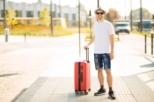 Voyageur Avec Une Valise Portant Des Vêtements Style Intelligent Attendant — Photo